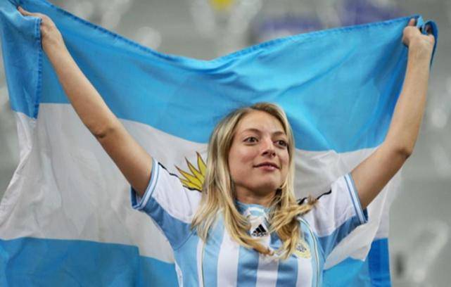 女球迷掀球衣庆祝阿根廷图片